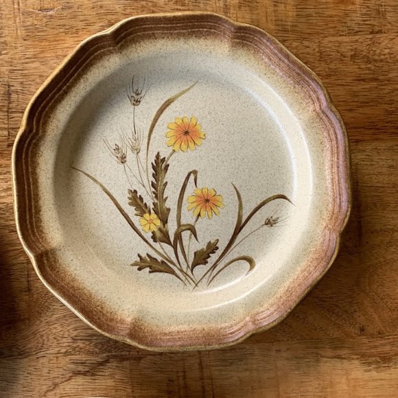 Set of Four Vintage Plates - Picture 3 of 15